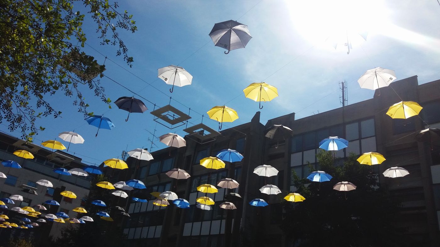 Regenschirme ober dem Leon-Štukelj Markt Maribor